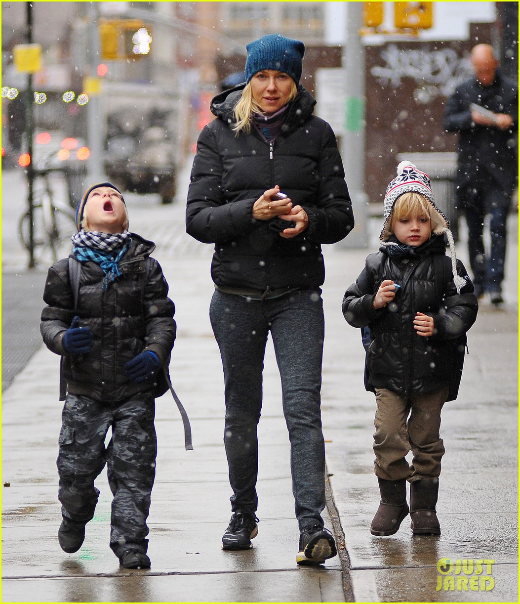 Naomi Watts Snowy School Walk with Sasha & Samuel! Photo 2991619(00)
