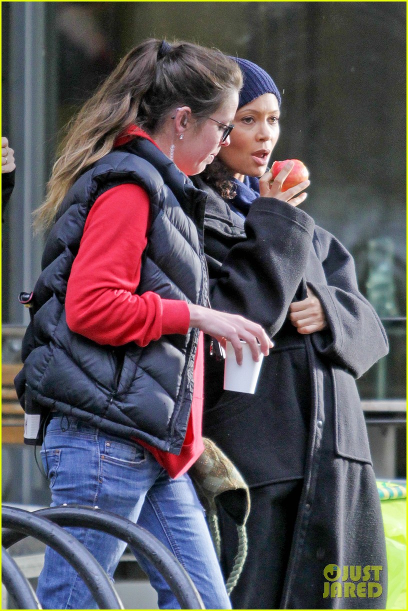 thandie newton keeps baby bump covered on rogue set 042997600