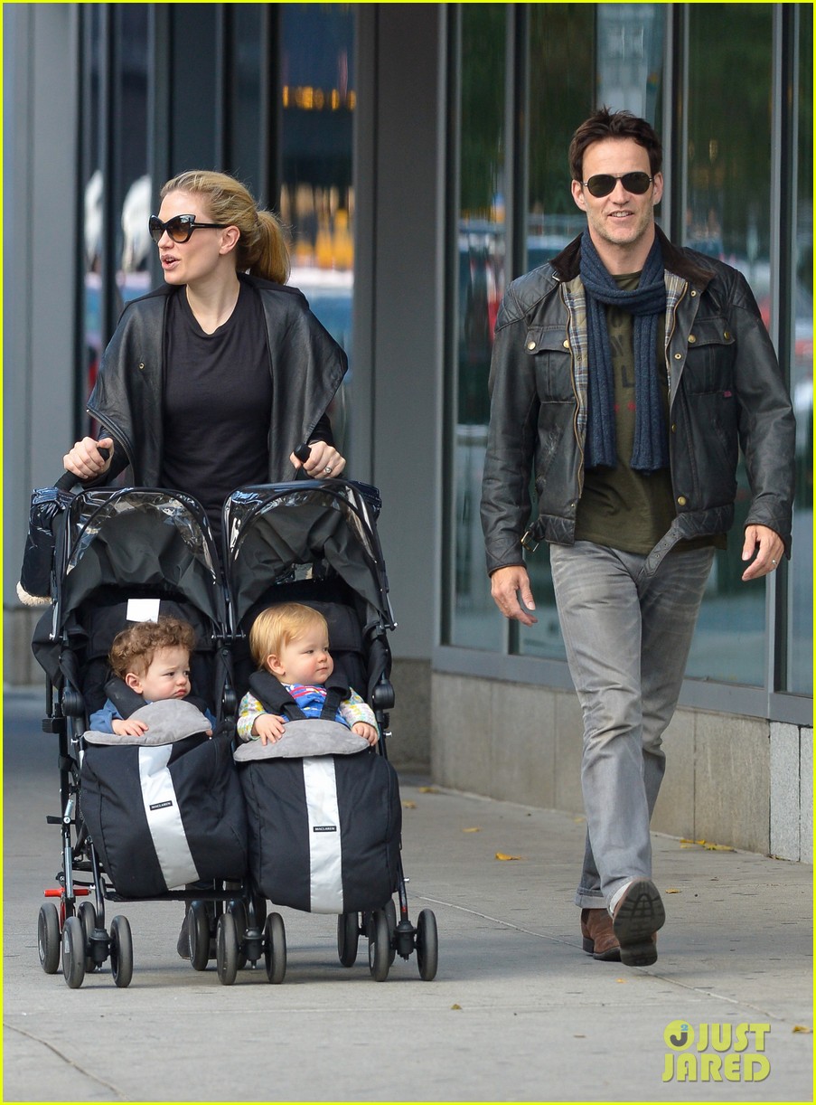 anna paquin stephen moyer big apple stroll with the twins 06