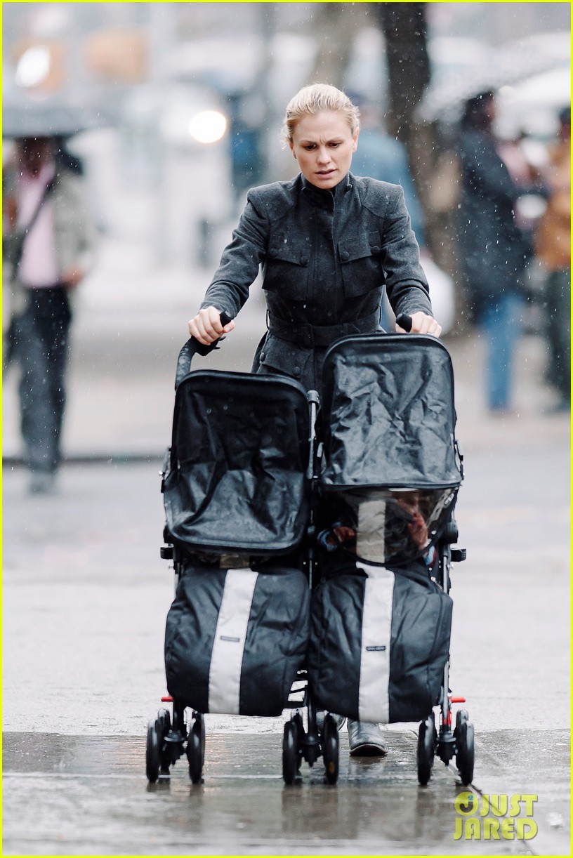 anna paquin pushes adorable twins in double stroller 04