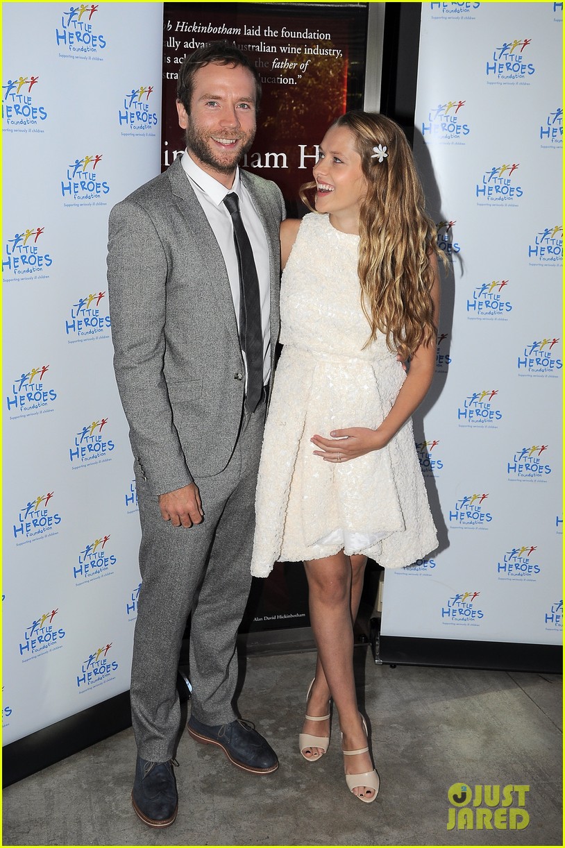 teresa palmer cradles baby bump at little heroes lunch 032986570