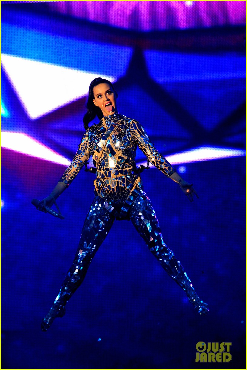 katy perry performs unconditionally at mtv ema 2013 video 062989865