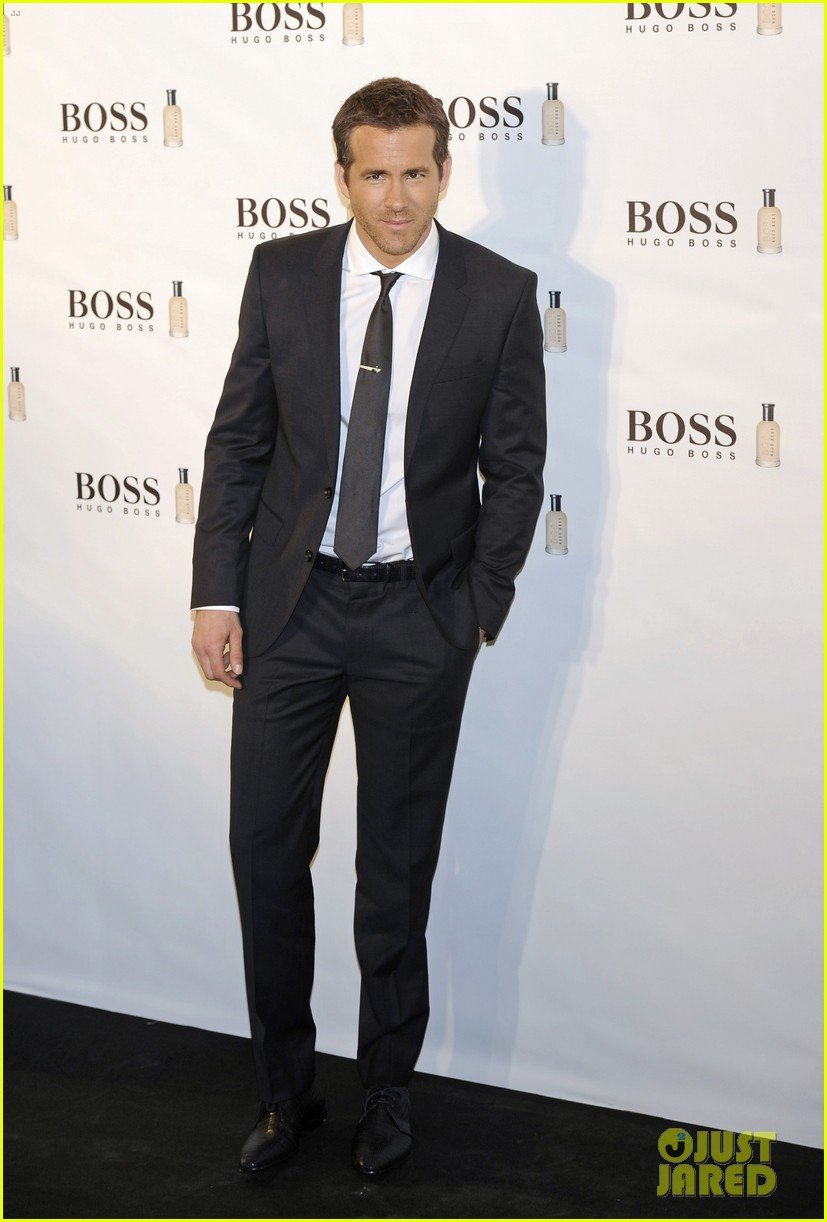 ryan reynolds wears suit tie sexy smile for boss event 043000985