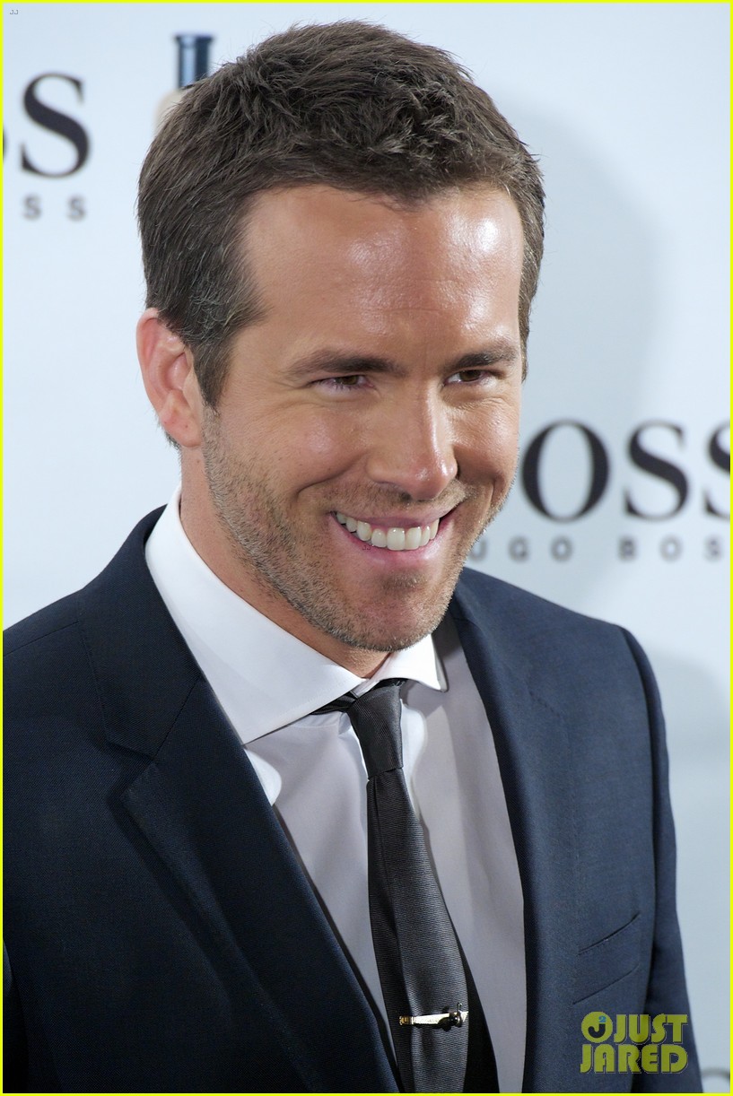 ryan reynolds wears suit tie sexy smile for boss event 053000986