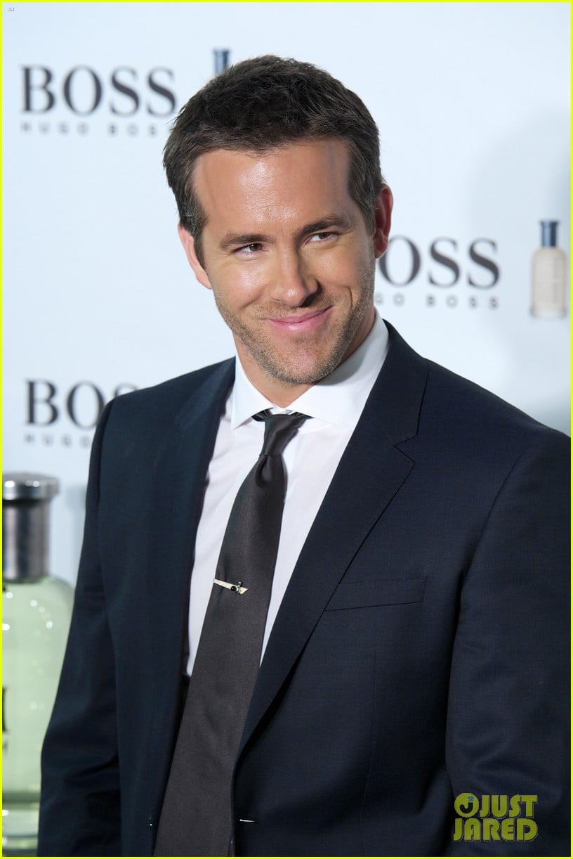 ryan reynolds wears suit tie sexy smile for boss event 073000988