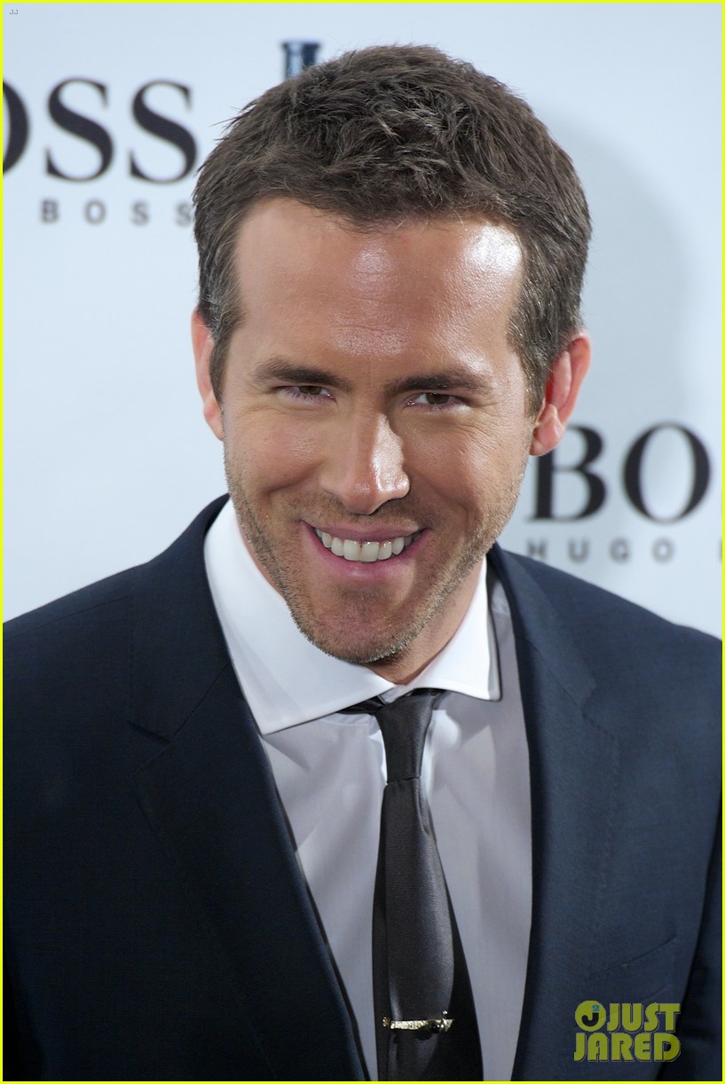 ryan reynolds wears suit tie sexy smile for boss event 093000990