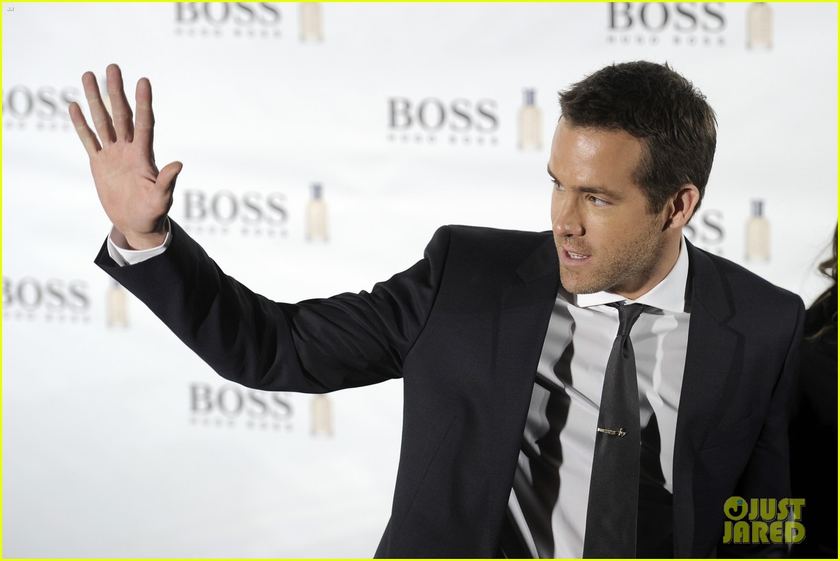 ryan reynolds wears suit tie sexy smile for boss event 123000993