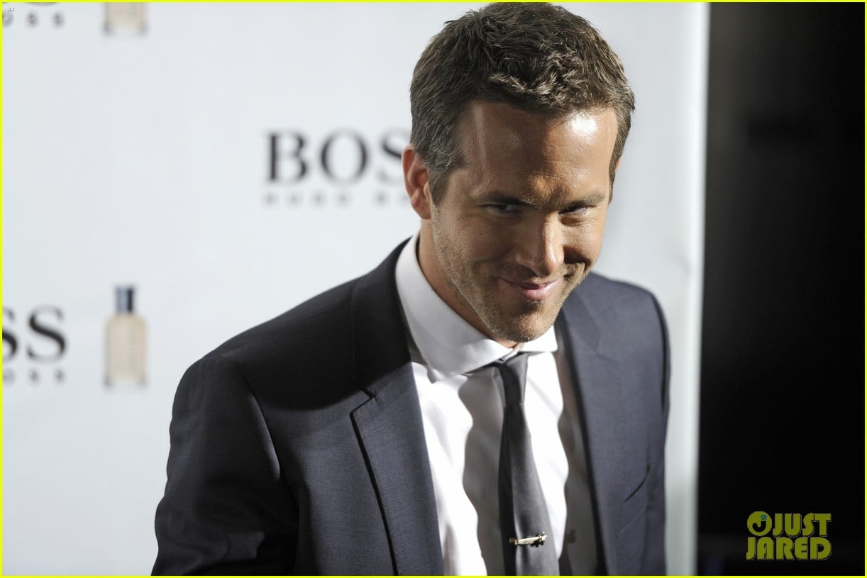 ryan reynolds wears suit tie sexy smile for boss event 15