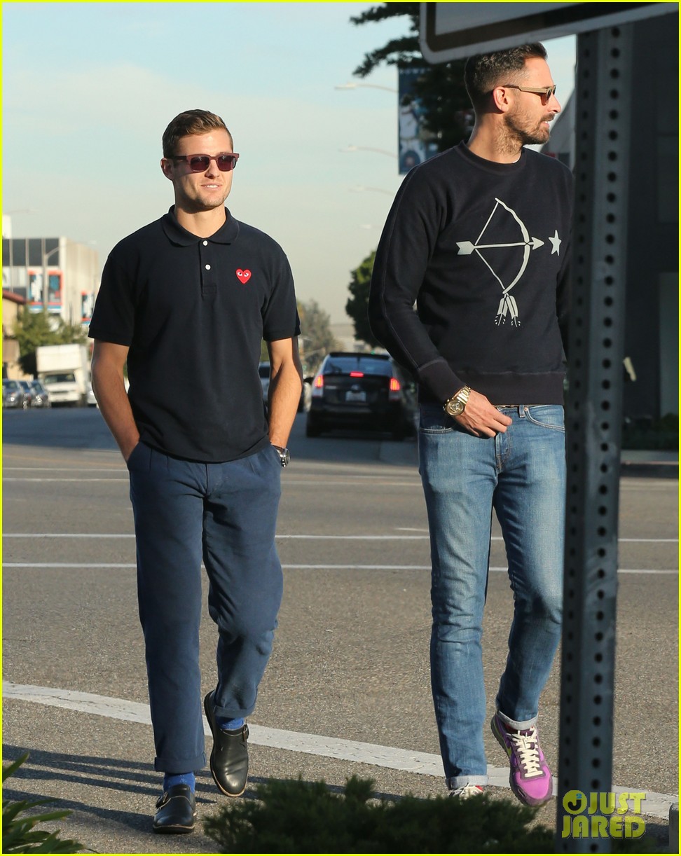 robbie rogers pics up suit before thanksgiving 033001301
