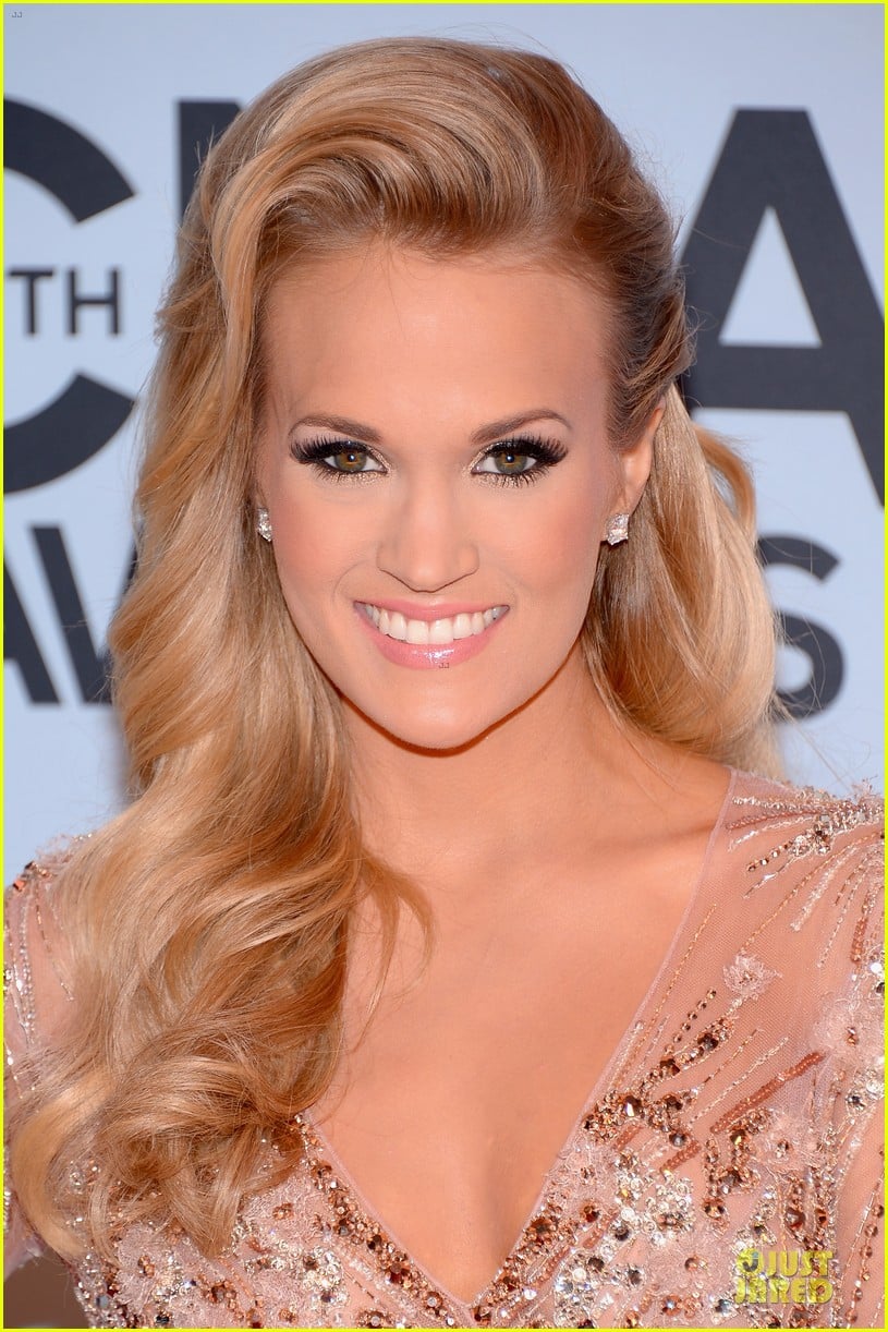 carrie underwood cma awards 2013 red carpet 022987175