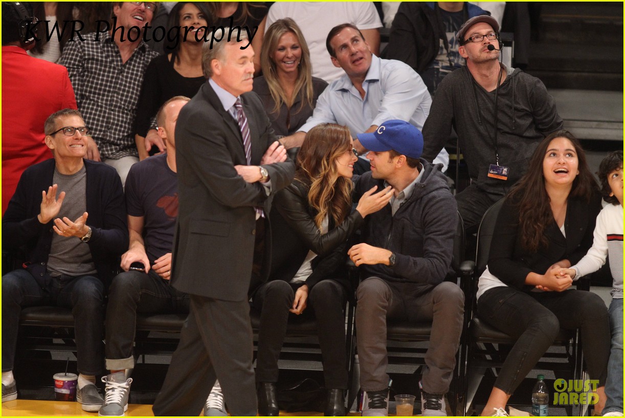 Olivia Wilde & Jason Sudeikis Kissing at Lakers Game! Photo 2984995(02)