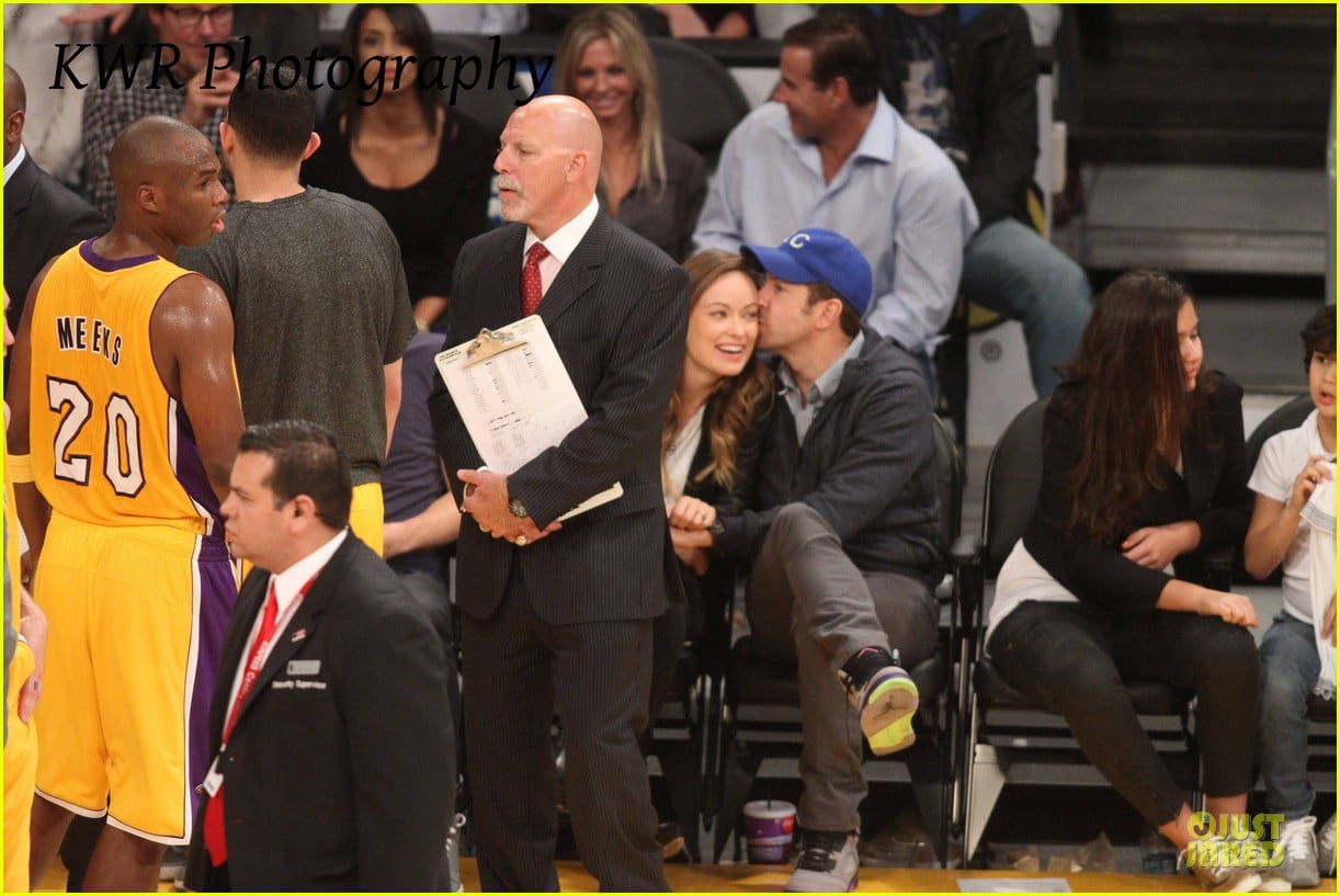 Olivia Wilde & Jason Sudeikis Kissing at Lakers Game! Photo 2984996