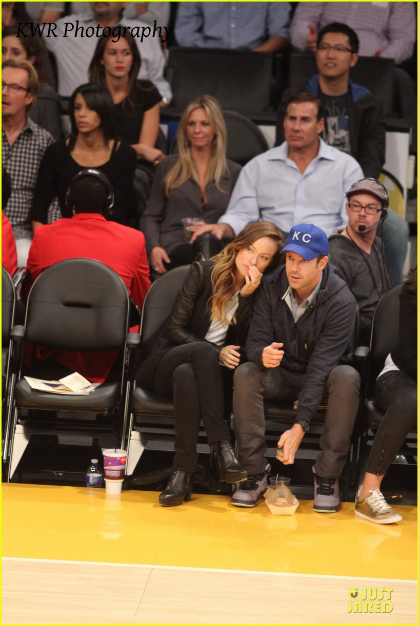 Olivia Wilde & Jason Sudeikis Kissing at Lakers Game! Photo 2985022