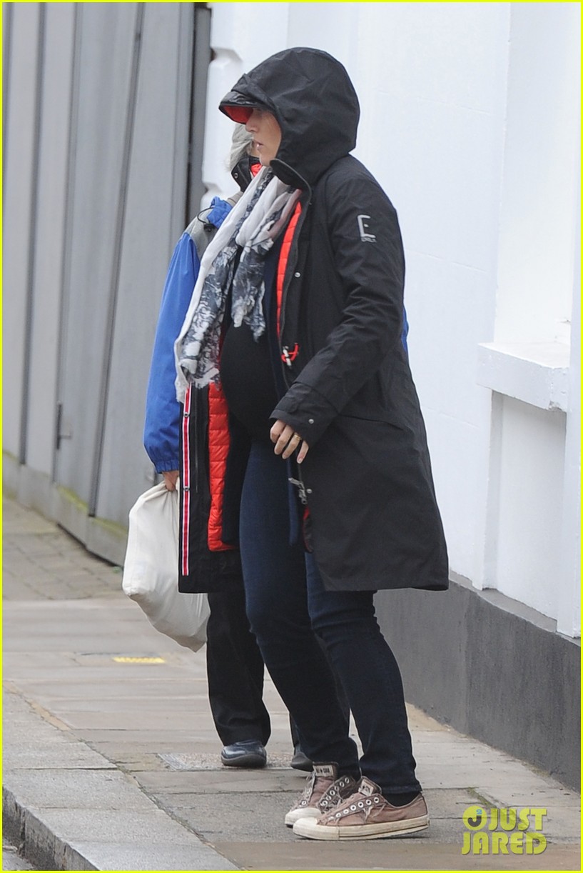 pregnant kate winslet plays peek a boo with her hood 09