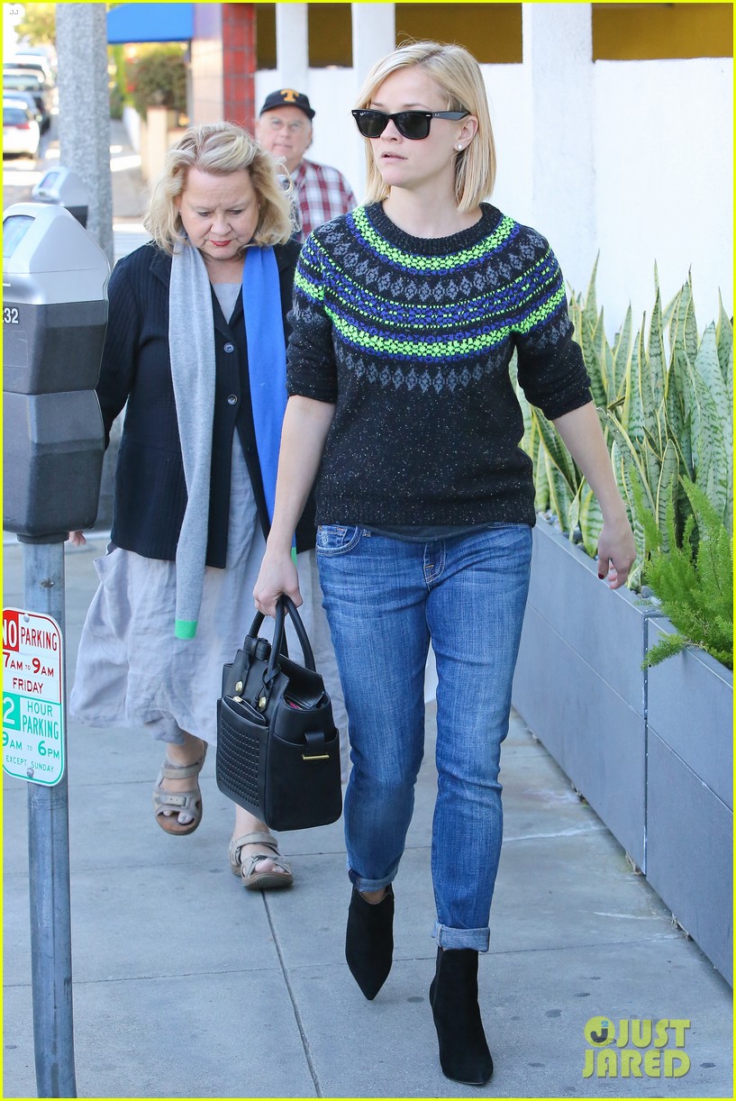 reese witherspoon jim toth grab pre thanksgiving lunch 01
