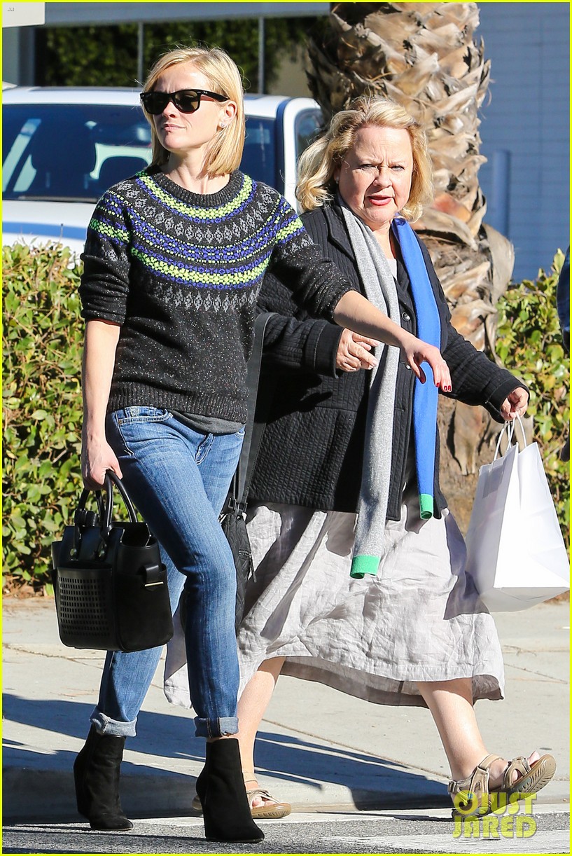 reese witherspoon jim toth grab pre thanksgiving lunch 253001477