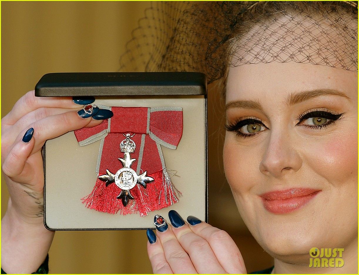 adele receives royal british honor for services to music 013014903