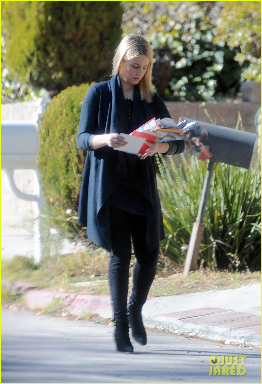 dianna agron recycles her mail after celebrating christmas 023019355