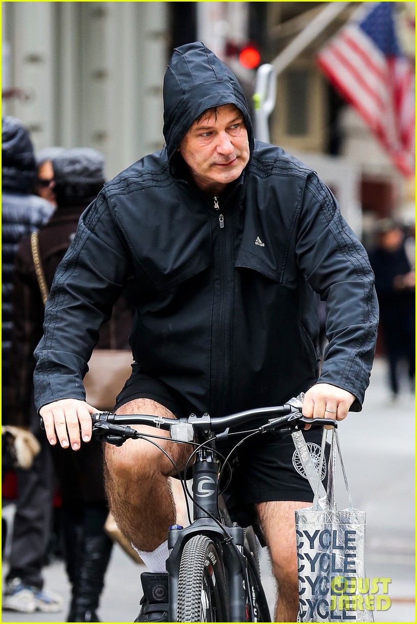 alec baldwin bikes in shorts in freezing new york city 023020501