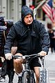 alec baldwin bikes in shorts in freezing new york city 02