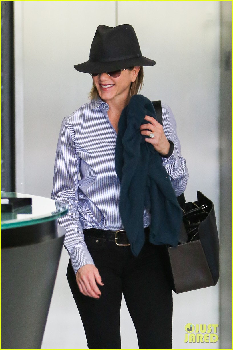 jennifer aniston visits skin care clinic after christmas shopping 04
