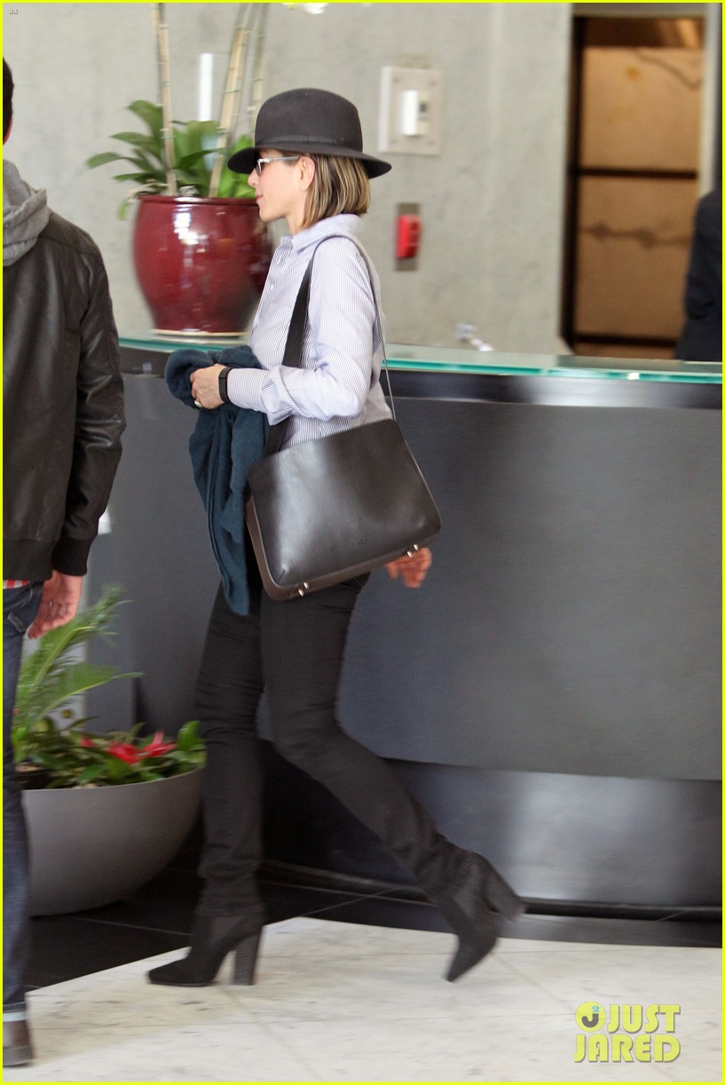 jennifer aniston visits skin care clinic after christmas shopping 163006564