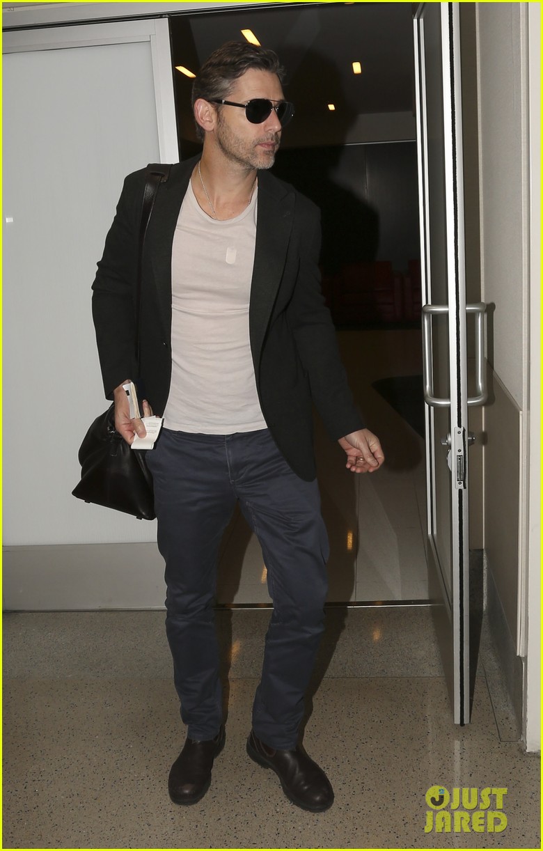 eric bana looks super buff while flying out of los angeles 053003556