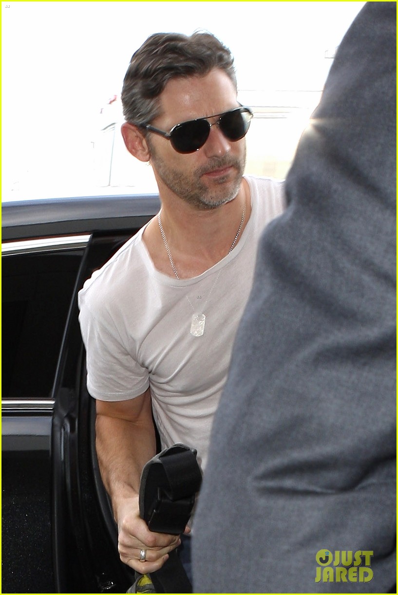 eric bana looks super buff while flying out of los angeles 06