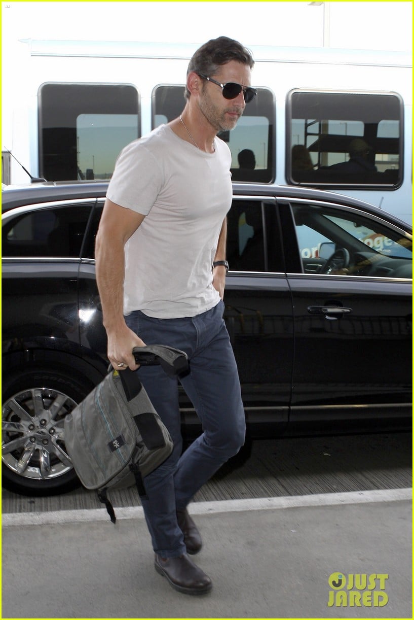 eric bana looks super buff while flying out of los angeles 073003558