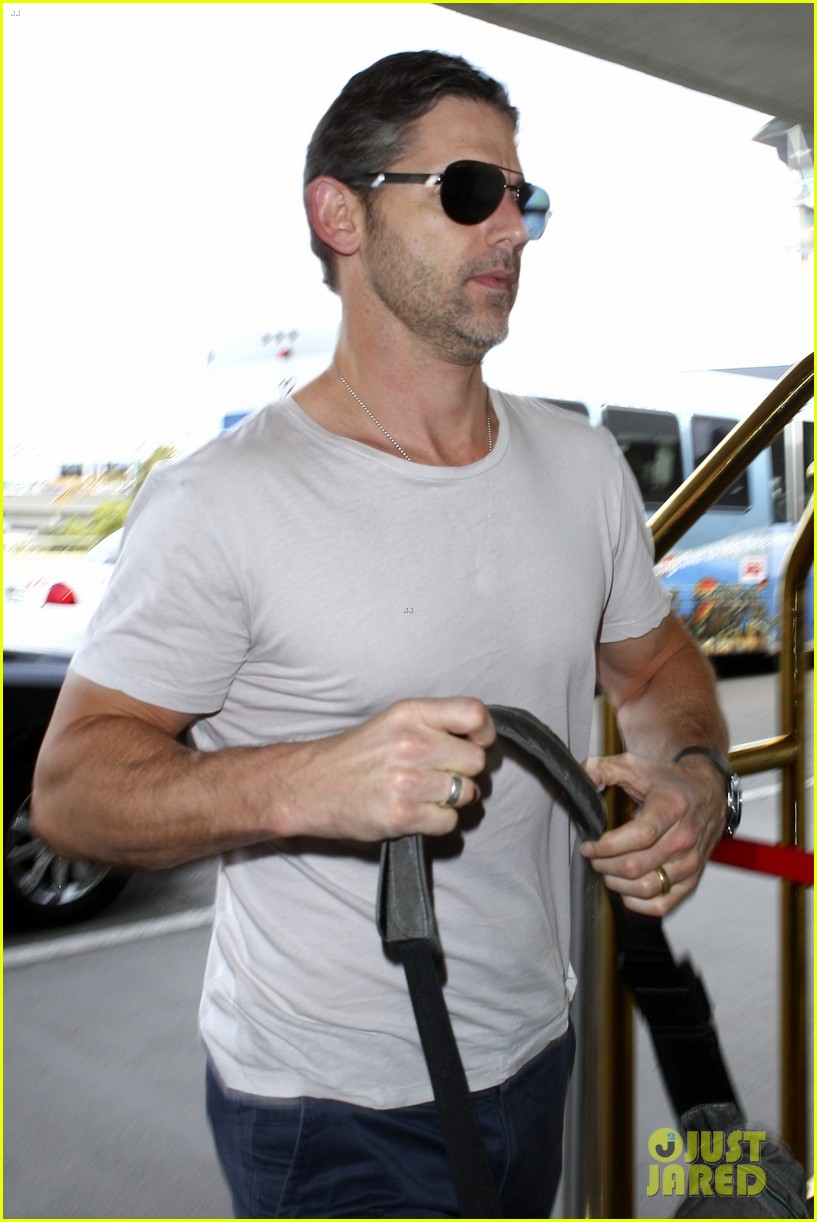 eric bana looks super buff while flying out of los angeles 113003562