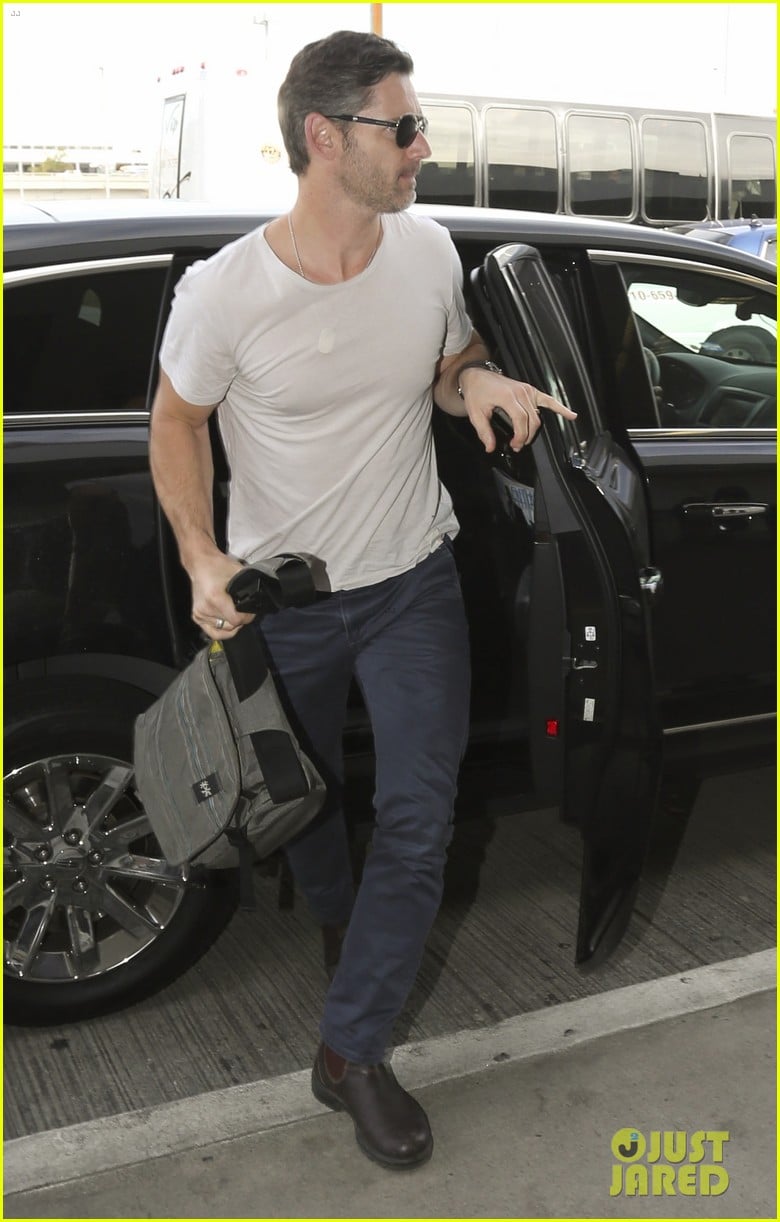 eric bana looks super buff while flying out of los angeles 123003563