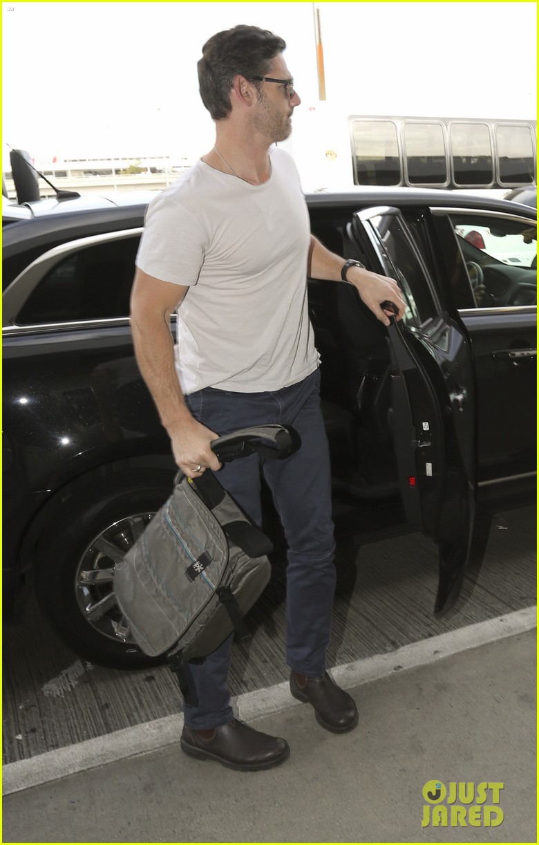 eric bana looks super buff while flying out of los angeles 13