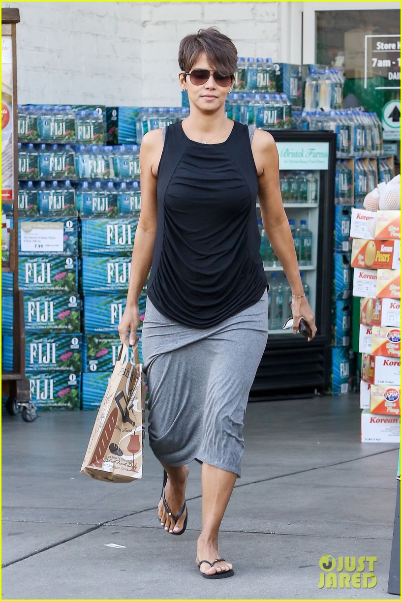 halle berry shows slimmed down post baby body 09