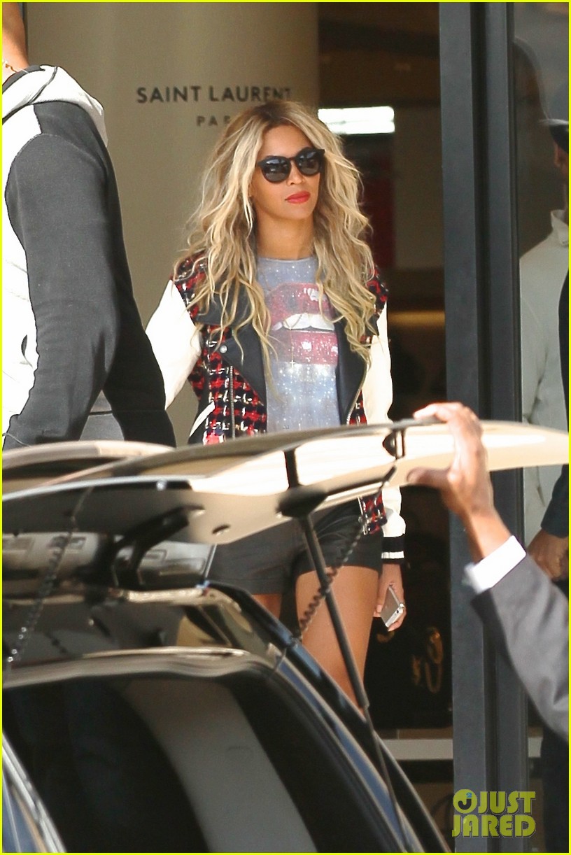 beyonce displays legs for days while shopping with jay z 063004881