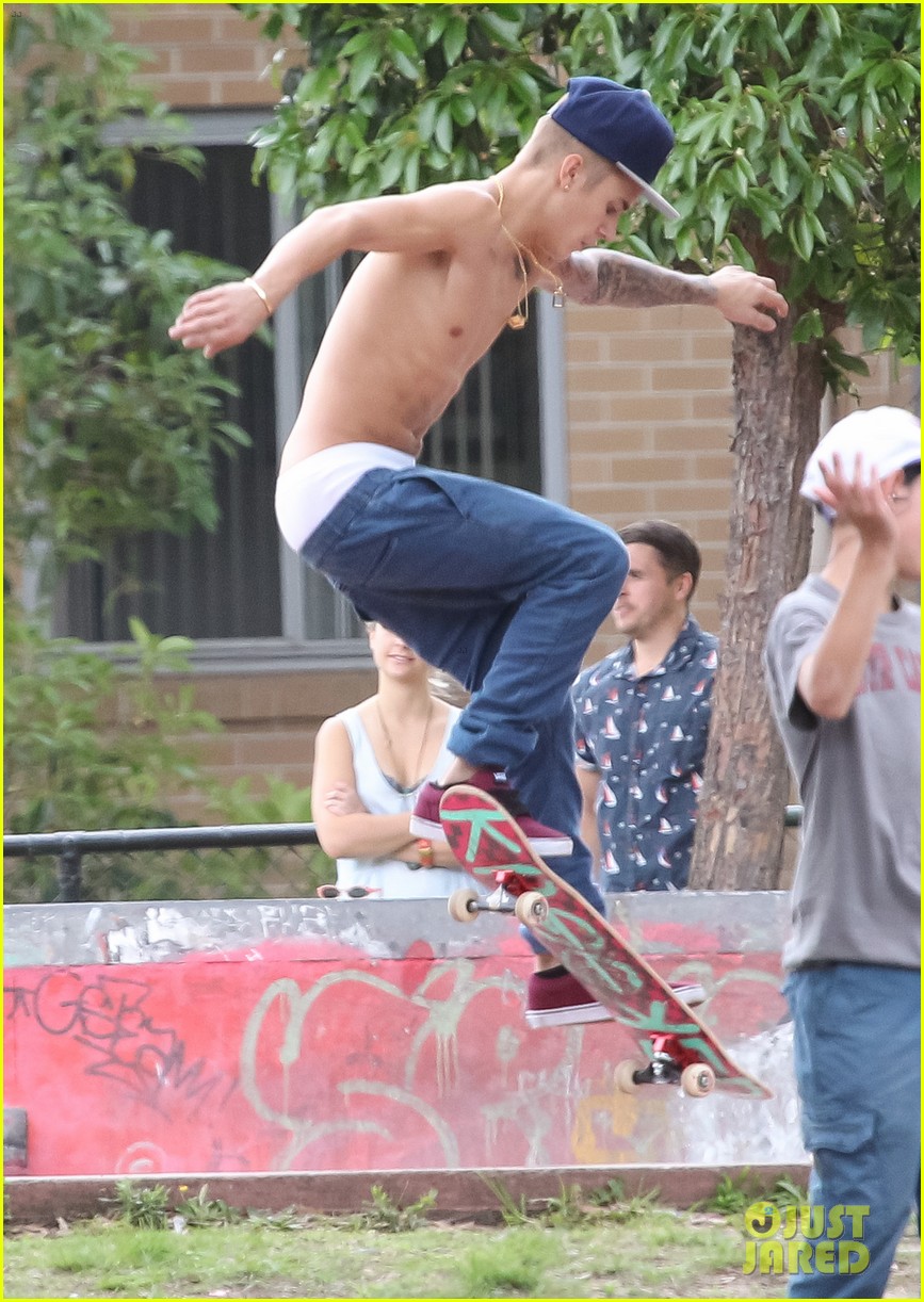 justin bieber shirtless skateboarding in sydney skate park 013002747
