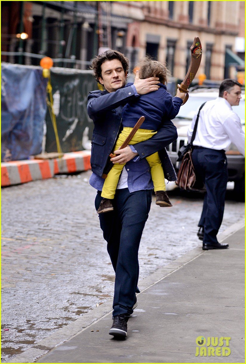 orlando bloom flynn play with toy swords in the big apple 04