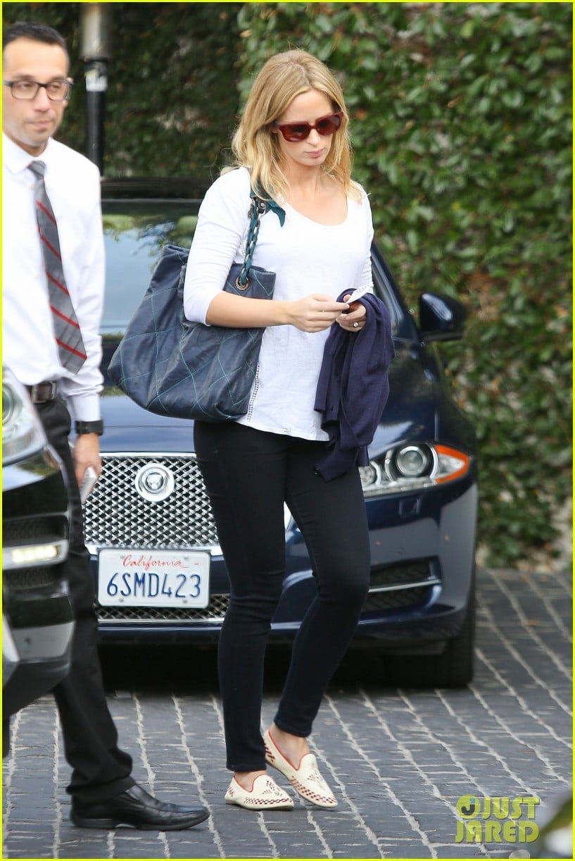 emily blunt brings her baby bump to lunch 043013633
