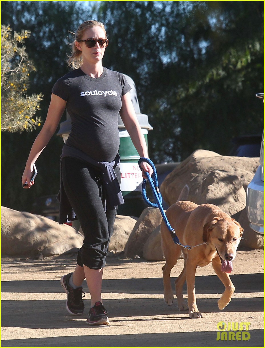 emily blunt bares her growing bump before baby shower 013012235
