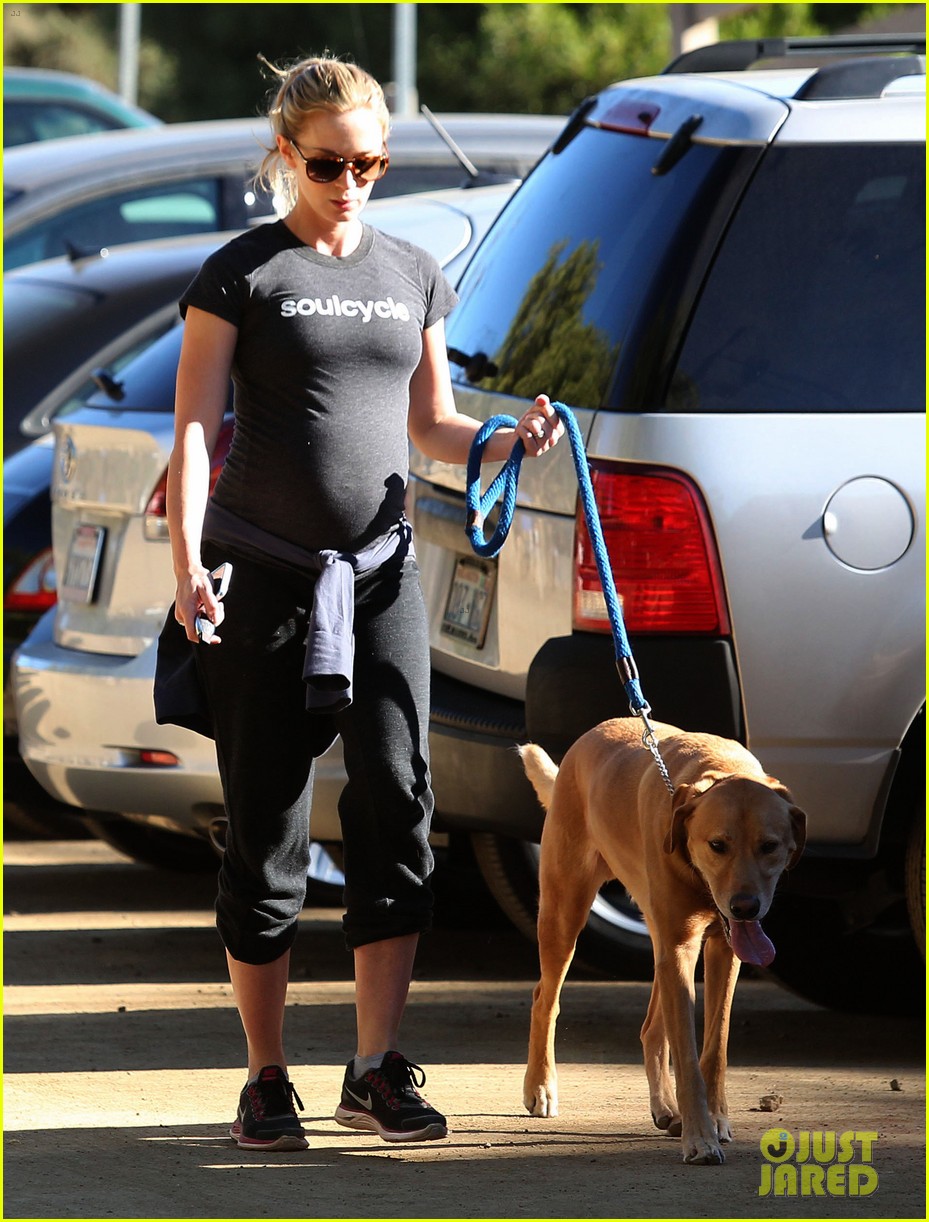 emily blunt bares her growing bump before baby shower 083012242