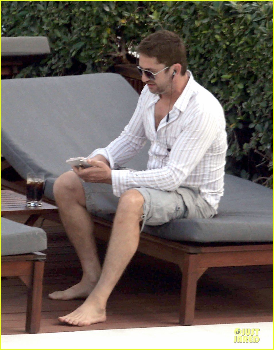 gerard butler relaxes at miami hotel pool with friends 113004334