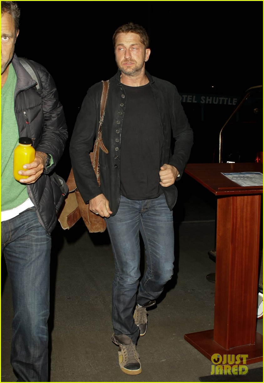gerard butler catches flight out of lax 04