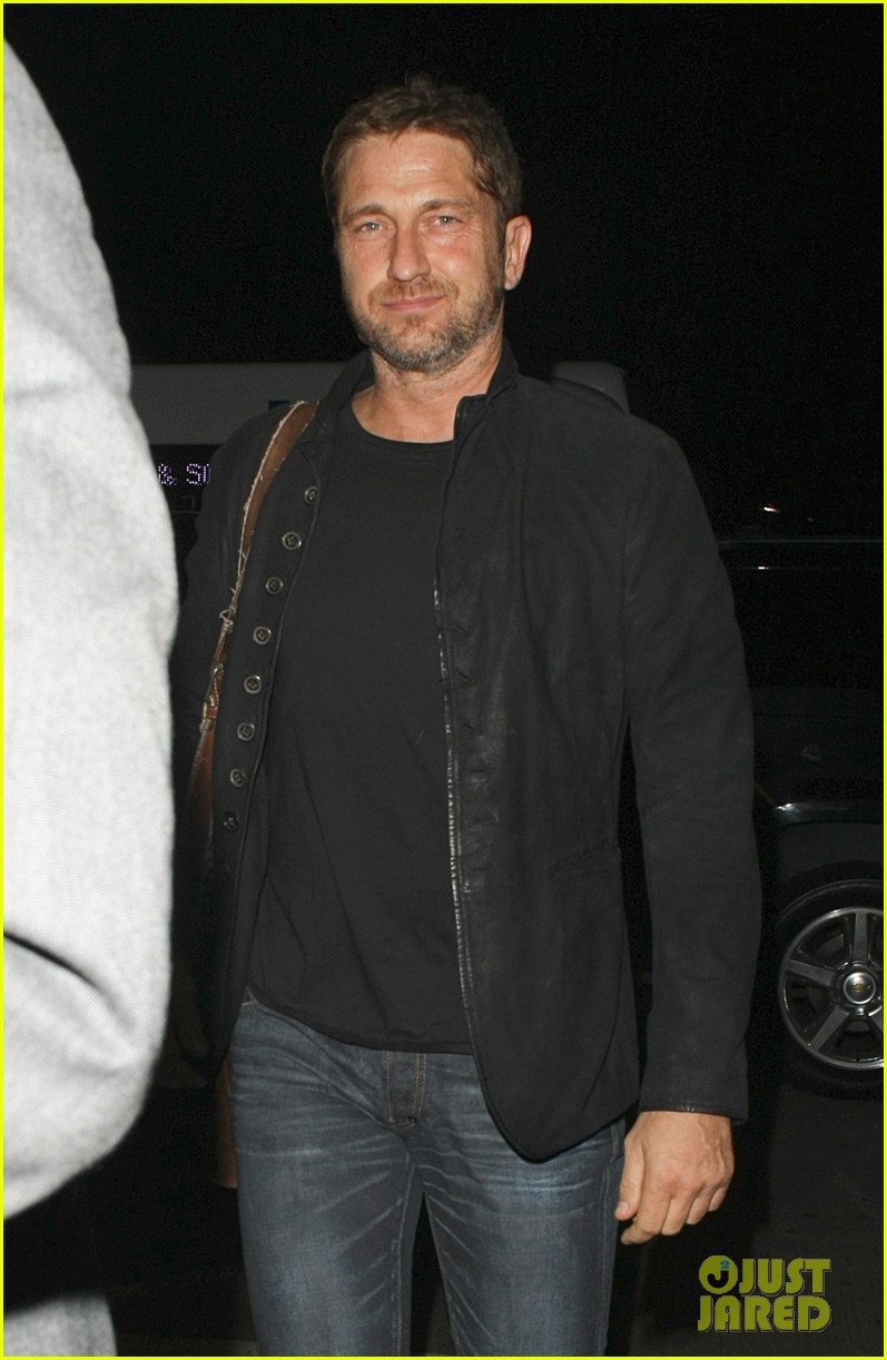 gerard butler catches flight out of lax 063004080
