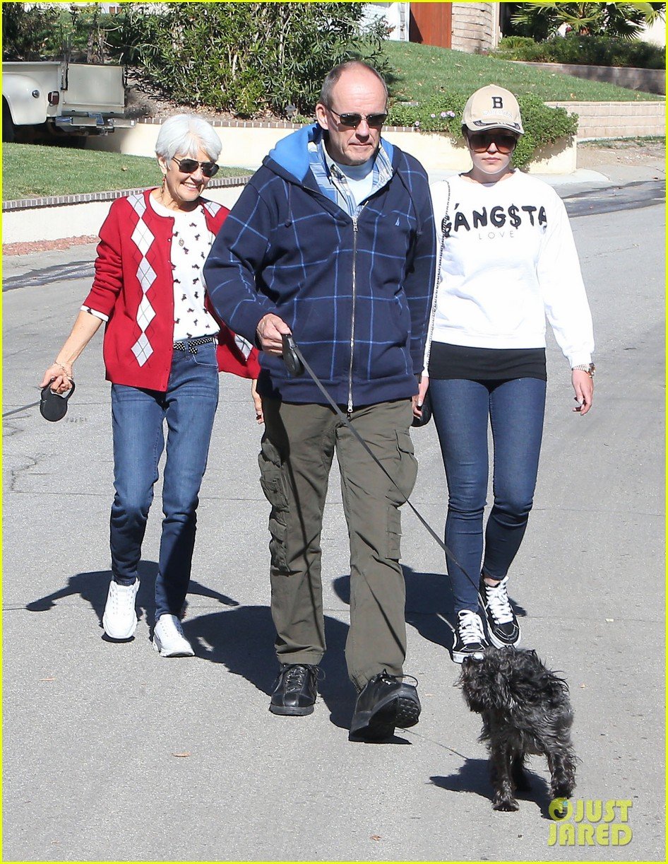 amanda bynes steps out with parents after rehab 033005700