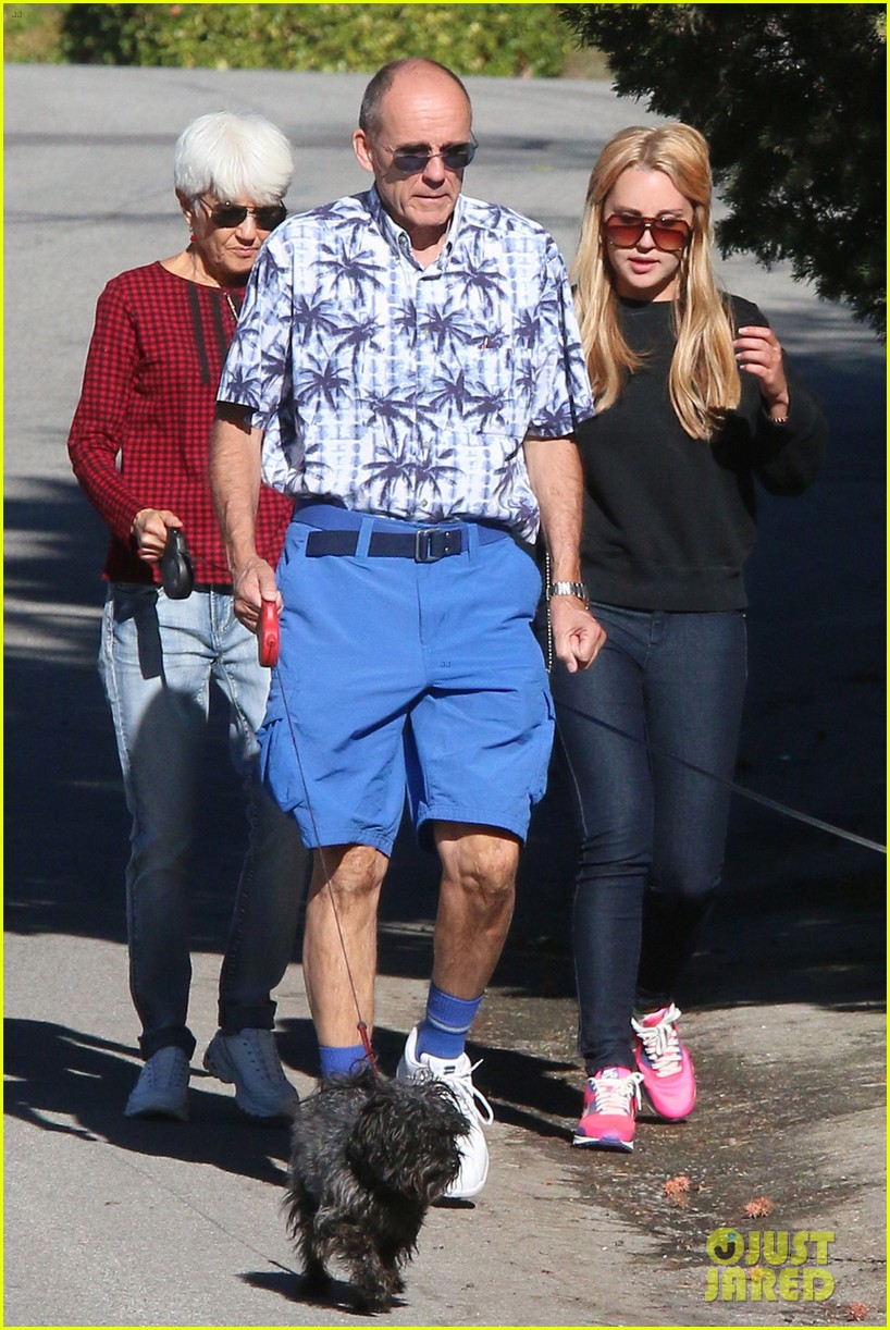 amanda bynes christmas day dog walk with her parents 01