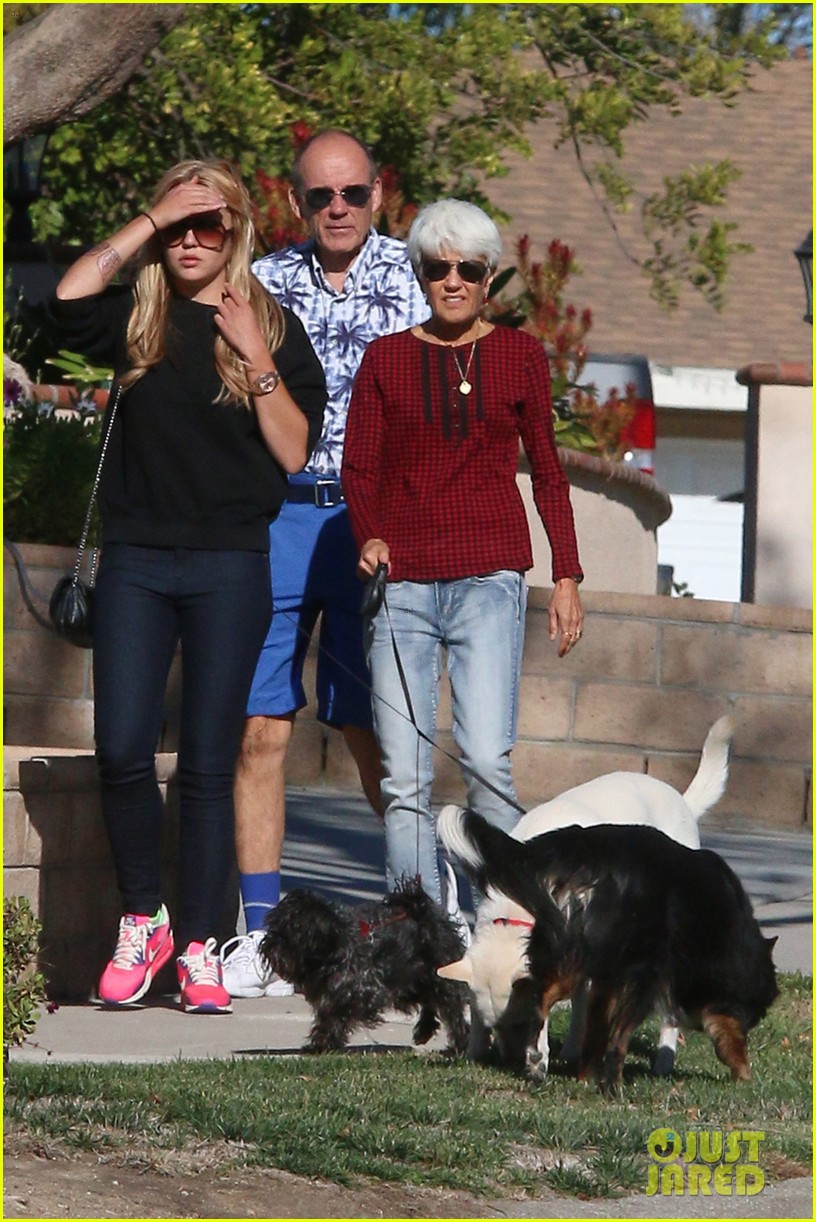 amanda bynes christmas day dog walk with her parents 033017664