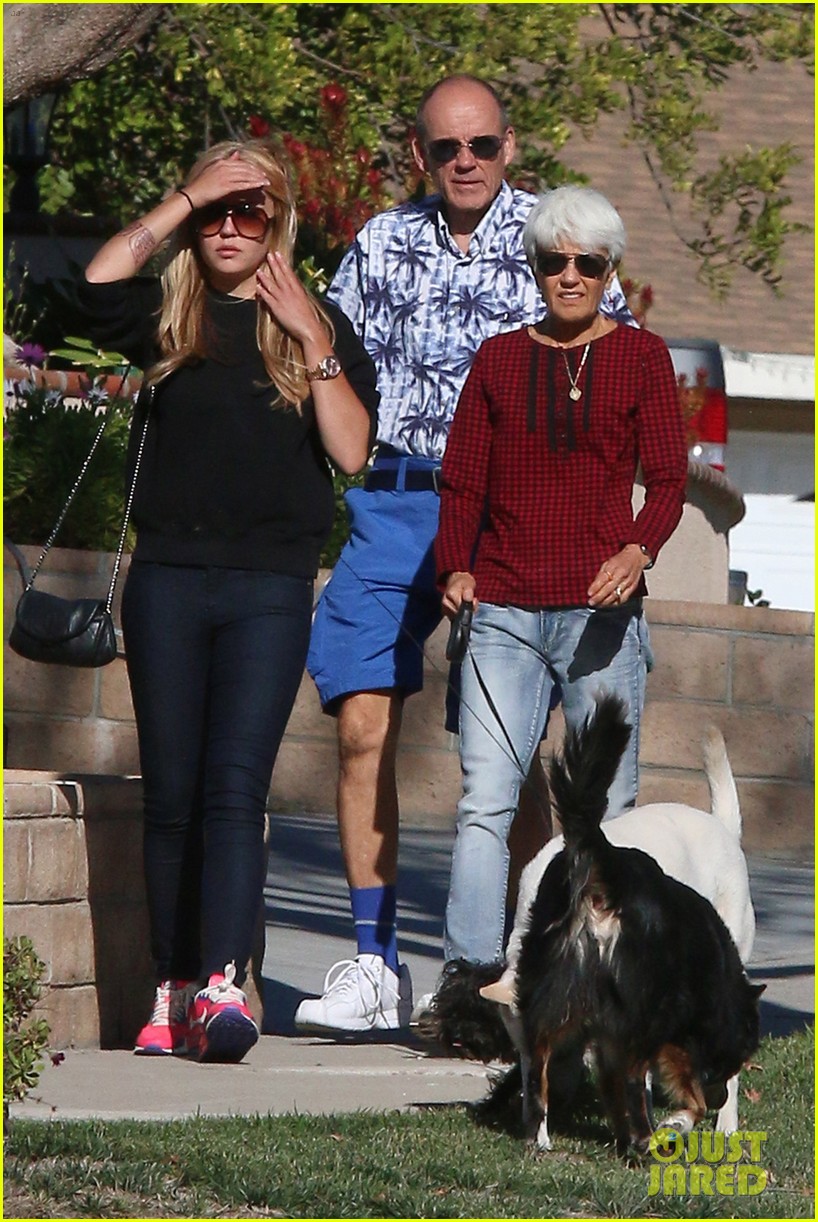 amanda bynes christmas day dog walk with her parents 08