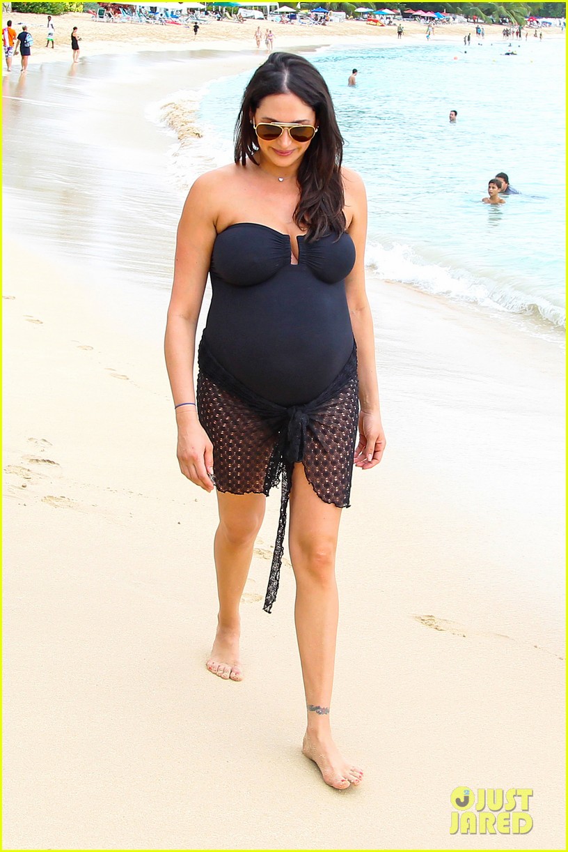 simon cowell shirtless beach stroll with pregnant girlfriend lauren silverman 133017999