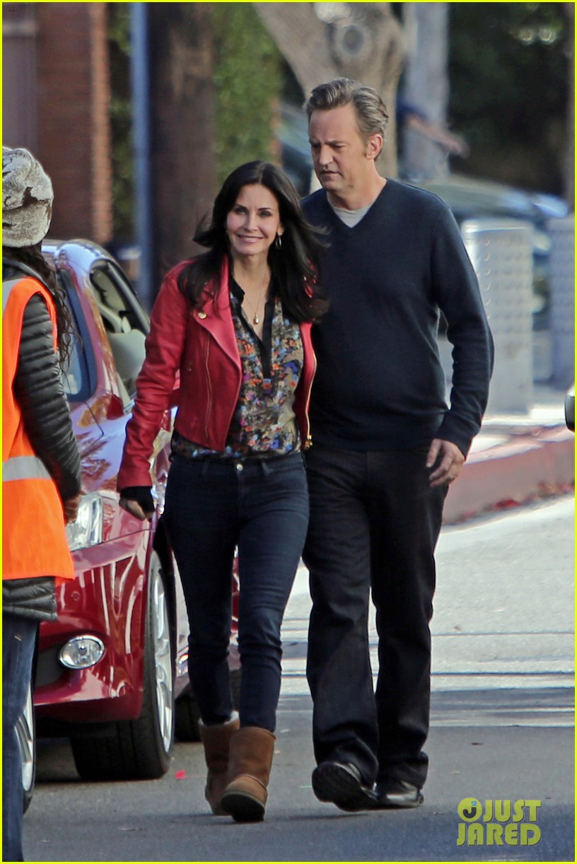 courteney cox matthew perry reunite for cougar town 043005811