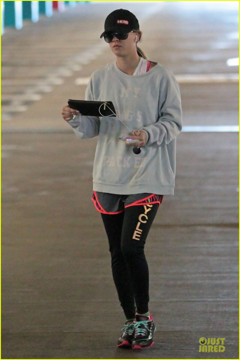 kaley cuoco wears bright pink bra for workout 03