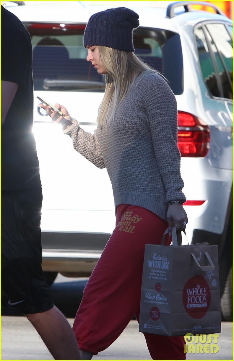 kaley cuoco ryan sweeting whole foods twosome 023012829